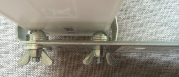 Här ser man hur grenkontakten vilar mot skruvskallarna.