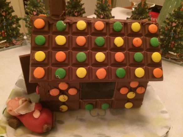 Tomten vilar efter ett väl förrättat värv utanför sitt chokladhus