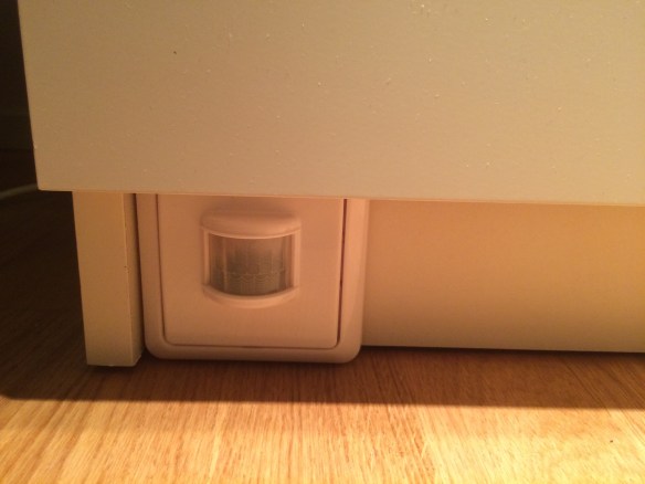 Diskret placering av sensor på hurtsen vid sängen