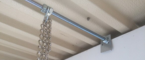 Muttrarna för att justera positionen för kroken är bra att skruva på innan man skruvar dit muttrar o bläck i ände nr två... Vi har monterat fem st stänger i taket, gissa på hur många vi glömde montera muttrarna till krokarna...