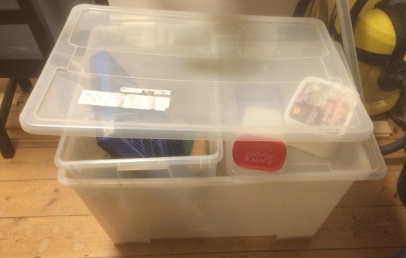 Numera tom plastback. Självklart behöver man alla skruvar muttrar och mojänger som tidigare förvarades i lådan!